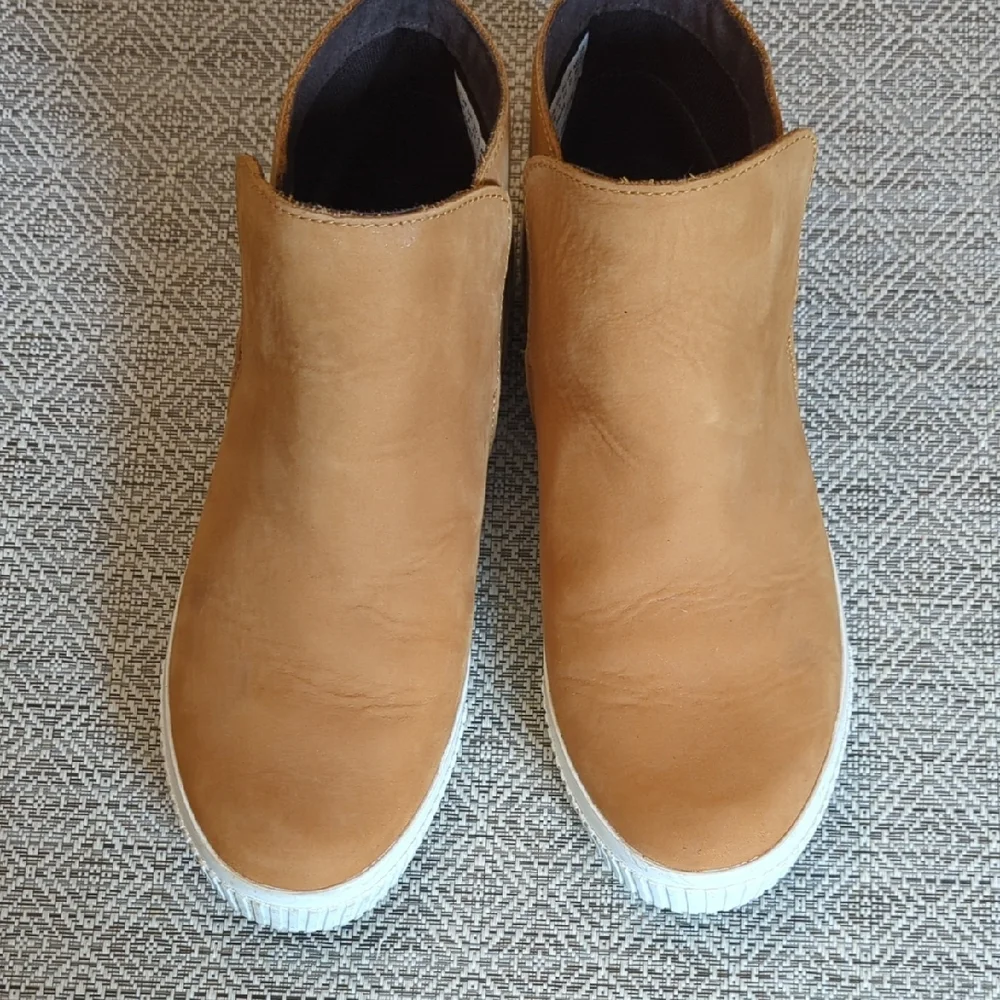 Timberland Women's Wheat Nuback Leather Skyla Bay Pull-on Chelsea Boot